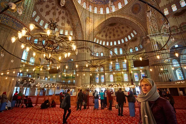 Istanbul, Turchia - 1 aprile 2017: Interno della Moschea blu chiamata anche Moschea del Sultano Ahmed o Moschea del Sultano Ahmet a Istanbul, Turchia. Decorazioni per soffitti con elementi islamici della Moschea del Sultano Ahmed — Foto Stock
