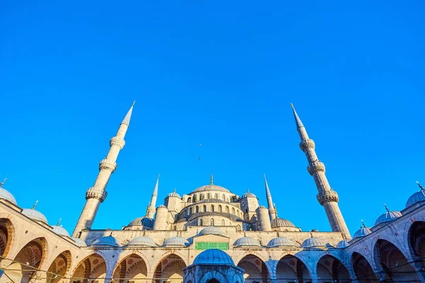 蓝色清真寺也被称为苏丹艾哈迈德清真寺或在土耳其的伊斯坦布尔苏丹艾哈迈德清真寺 — 图库照片