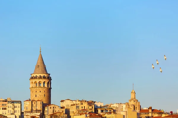 Istanbulská městská krajina v Turecku s věží Galata, městská památka ze 14. století uprostřed. — Stock fotografie