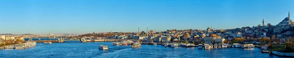 Istanbul, Turkiet - 1 April 2017: Panorama av stadsbilden av Golden horn med antika och moderna byggnader — Stockfoto