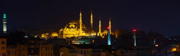 Mezquita Suleymaniye vista nocturna, la más grande de la ciudad, Estambul, Turquía — Foto de Stock