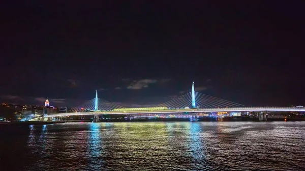 Golden Horn Metro Bridge lub Halic Koprusu metra w Istanbul, Turcja. — Zdjęcie stockowe