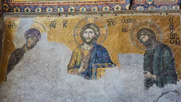 13. století Deesis mozaika Ježíše Krista lemovaný Panny Marie a Jan Křtitel v chrámu Hagia Sofia v Istanbulu, Turecko. — Stock fotografie