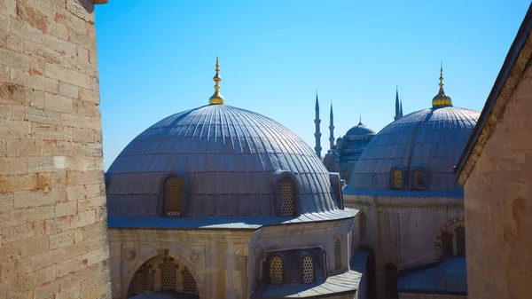 Blå moskén med kupoler av hagia sophia i förgrunden, istanbul, Turkiet — Stockfoto