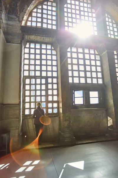 Silhueta de uma mulher na janela. Haze e raio de luz solar — Fotografia de Stock
