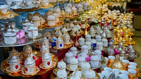 Cafeteras tradicionales turcas con tallado en metal —  Fotos de Stock