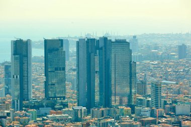 Kentsel peyzaj, Istanbul ve boğaz Avrupa tarafında bir ufuk üzerinde. Uluslararası şirketler, gökdelenler ve şehrin alışveriş merkezleri iş kuleleri ile şehrin modern bölüm