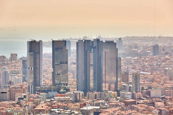 Stedelijke landschap van Europese kant van Istanbul en de Bosporus straat op een horizon. Moderne deel van stad met zakelijke torens van internationale bedrijven, wolkenkrabbers en winkelcentra van de stad — Stockfoto