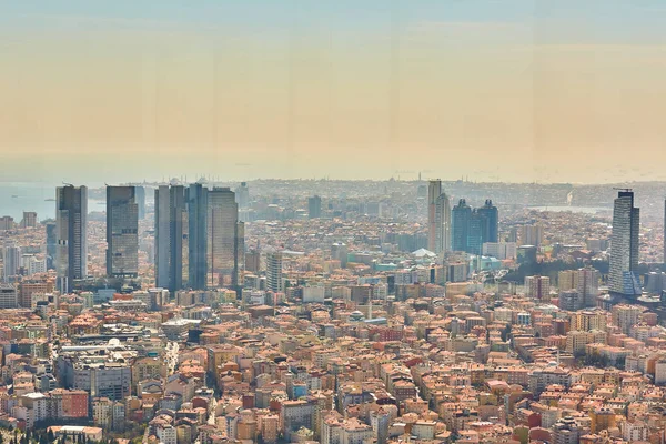 Paisaje urbano del lado europeo de Estambul y el Estrecho del Bósforo en un horizonte. Parte moderna de la ciudad con torres de negocios de corporaciones internacionales, rascacielos y centros comerciales de la ciudad . — Foto de Stock