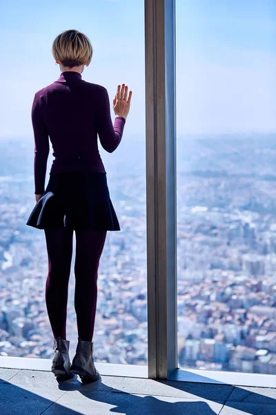 Ung kvinna i fönstret — Stockfoto