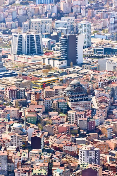 Estambul, Turquía - 3 de abril de 2017: Vista de los tejados de Estambul. Estilo retro. Disparos a través de vidrio — Foto de Stock