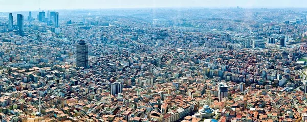 Uitzicht op de daken van Istanbul. Retro-stijl. Schieten door glas. — Stockfoto