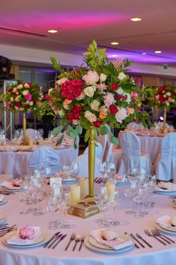 Düğün için hazırlanmış bir masa ya da başka bir akşam yemeği..