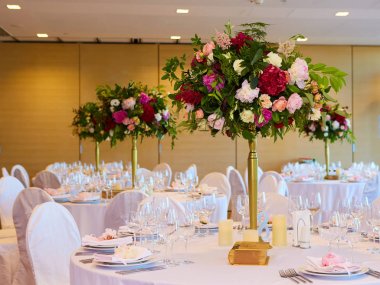 Düğün için hazırlanmış bir masa ya da başka bir akşam yemeği..