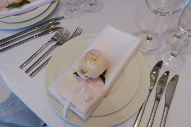 Tablo ayarları taze çiçek, peçete ve çatal bıçak ile bahar. Tatil arka plan. Seçici odak.