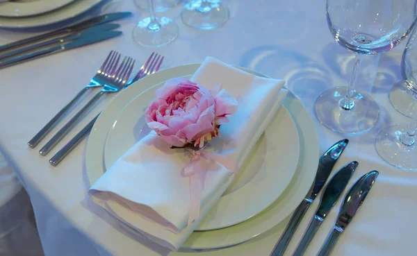 Την άνοιξη τις ρυθμίσεις τραπέζι με φρέσκα λουλούδια, πετσετάκι και ασημικά. Διακοπές σε φόντο. Επιλεκτική εστίαση. — Φωτογραφία Αρχείου