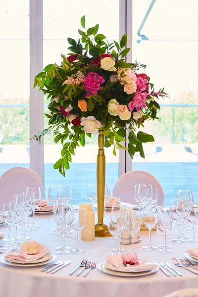 Tafel gedekt voor bruiloft of een ander catering diner. — Stockfoto