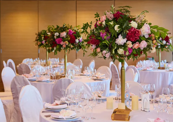 Conjunto de mesa para la boda u otra cena de evento abastecido. —  Fotos de Stock