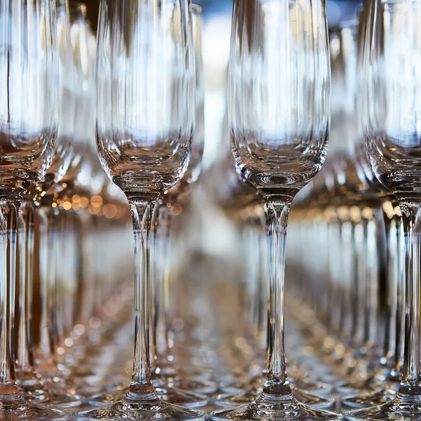 Filas de copas de vino vacías sobre la mesa — Foto de Stock