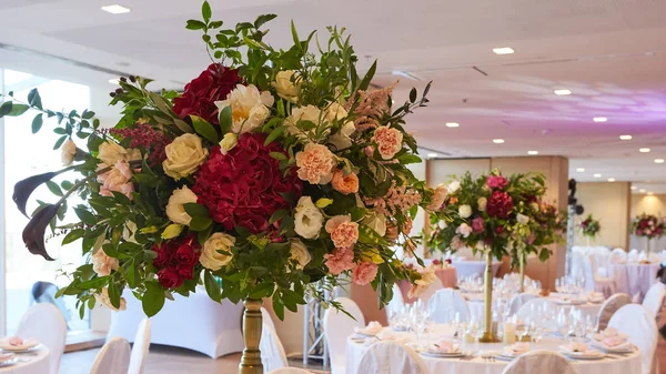 Tafel gedekt voor bruiloft of een ander catering diner. — Stockfoto