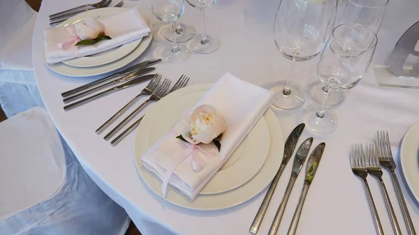 Våren dukning med blommor, servetter och bestick. Helgdagar bakgrund. Selektivt fokus. — Stockfoto