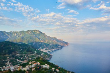 Yüksek açılı görünüş Minori ve Maiori, Amalfi coast, İtalya