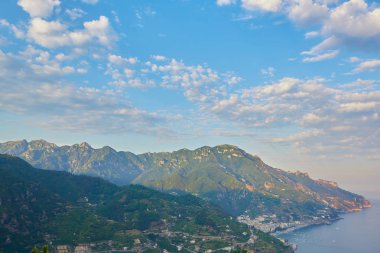 Yüksek açılı görünüş Minori ve Maiori, Amalfi coast, İtalya