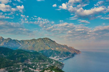 Yüksek açılı görünüş Minori ve Maiori, Amalfi coast, İtalya