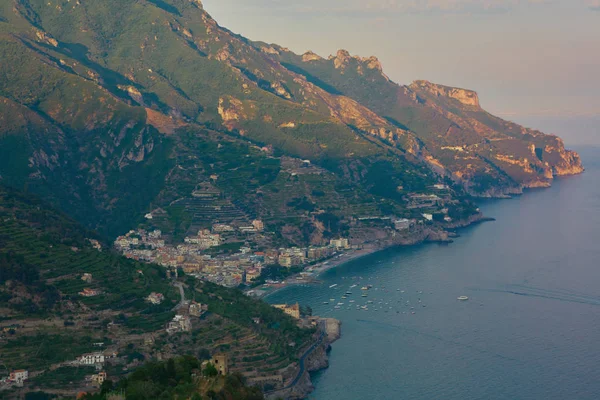 Hoge hoekmening van Minori en Maiori, Amalfikust, Italië — Stockfoto