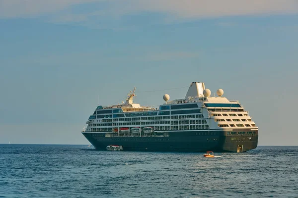 Cruise Ship llegó a Amalfi en el sur de Italia. Vista aérea — Foto de Stock