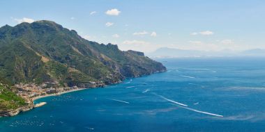 Yüksek açılı görünüş Minori ve Maiori, Amalfi coast, İtalya