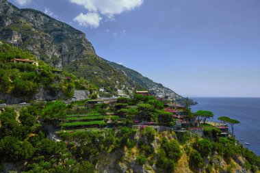 Dik yamaç, güzel plaj, çok sayıda yat ve tekne liman ve deniz kıyısından, Positano Ortaçağ kule üzerinde eski renkli Villa ile İtalya'nın en iyi merkezlerinden biri olan.