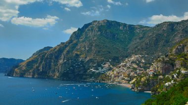 Dik yamaç, güzel plaj, çok sayıda yat ve tekne liman ve deniz kıyısından, Positano Ortaçağ kule üzerinde eski renkli Villa ile İtalya'nın en iyi merkezlerinden biri olan.