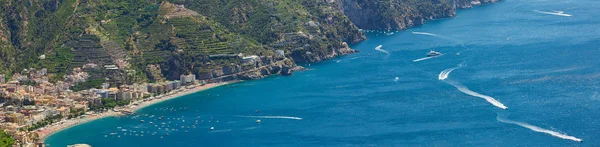 Pohled z vysokého úhlu Minori a Maiori, pobřeží Amalfi, Itálie — Stock fotografie