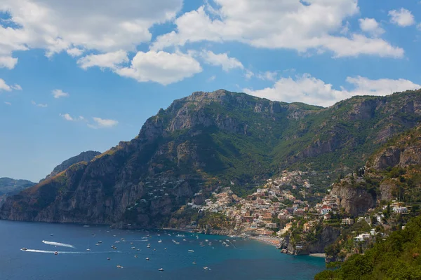 One of the best resorts of Italy with old colorful villas on the steep slope, nice beach, numerous yachts and boats in harbor and medieval towers along the coast, Positano. — Stock Photo, Image