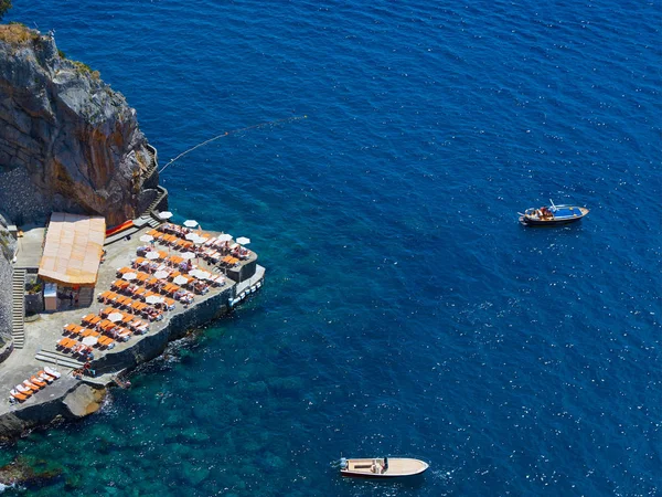Minori güzel şehir Salerno Körfez, Campania, İtalya ile ünlü Amalfi sahilinde doğal resim-kartpostal görünümü. — Stok fotoğraf