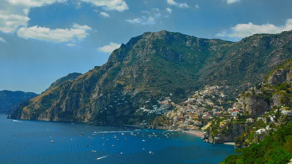 One of the best resorts of Italy with old colorful villas on the steep slope, nice beach, numerous yachts and boats in harbor and medieval towers along the coast, Positano. — Stock Photo, Image