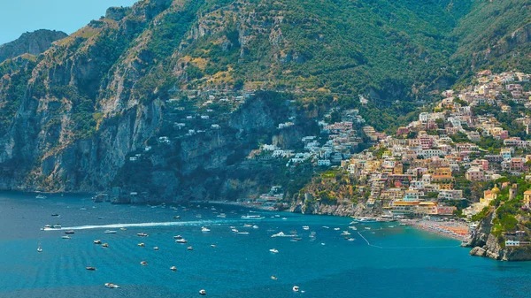 One of the best resorts of Italy with old colorful villas on the steep slope, nice beach, numerous yachts and boats in harbor and medieval towers along the coast, Positano. — Stock Photo, Image