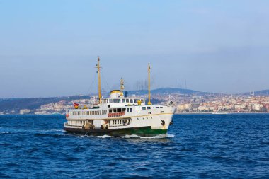 Gün batımında, Türkiye'de Istanbul'da altın boynuz turist tekne yelken.