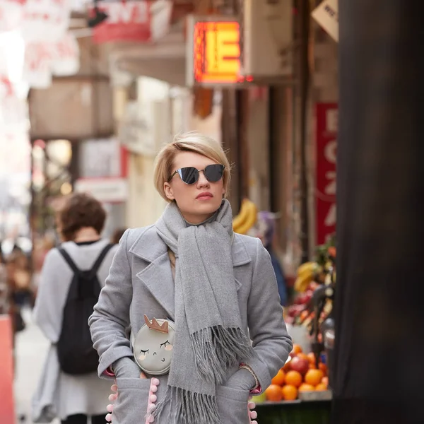 Young blond woman with sunglases on the street — Stock Photo, Image