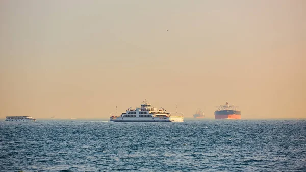 Gran buque portacontenedores de carga que pasa por el Bósforo, Estambul, Turquía . — Foto de Stock