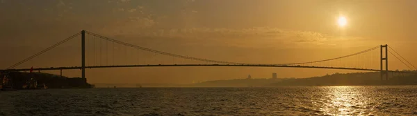 Die Bosporus-Brücke, die Europa und Asien verbindet. — Stockfoto