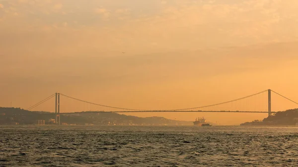 Avrupa ve Asya bağlarken Boğaziçi Köprüsü. — Stok fotoğraf