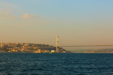 Avrupa ve Asya bağlarken Boğaziçi Köprüsü.
