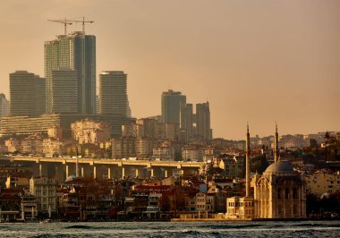 Ortaköy Camii İstanbul, Türkiye'de Boğaziçi Köprüsü altında. Asya ve Avrupa arasında Boğaziçi Köprüsü.