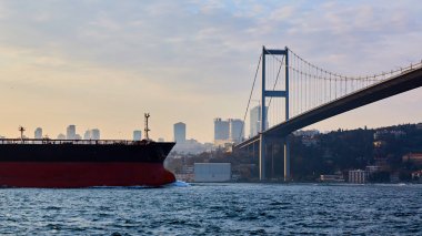 Türkiye, Istanbul, Boğaz'ın kanal, Boğaziçi Köprüsü, köprü altında bir kargo gemisi.