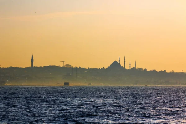 Όμορφη σιλουέτα Κωνσταντινούπολη στο Βόσπορο — Φωτογραφία Αρχείου