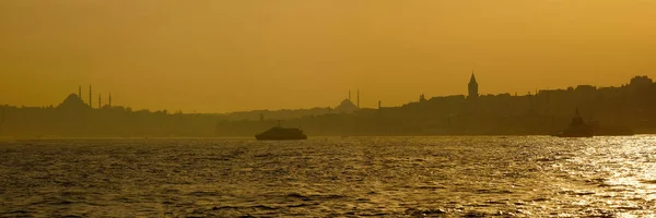 Istanbul Boğaziçi'güzel siluet — Stok fotoğraf
