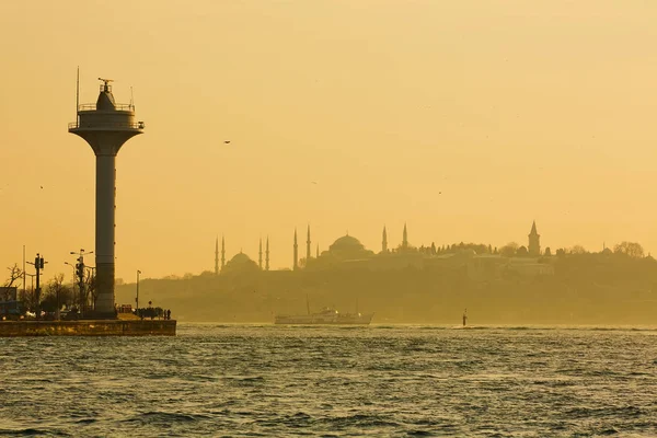 Istanbul mooie silhouet bij zonsondergang op de Bosporus. Creatieve achtergrond. — Stockfoto