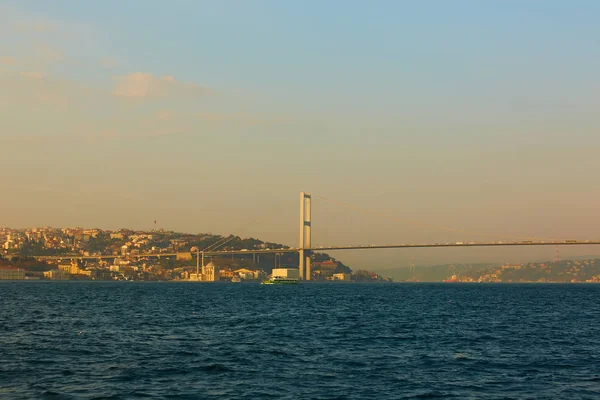 The Bosphorus Bridge connecting Europe and Asia. — Stock Photo, Image
